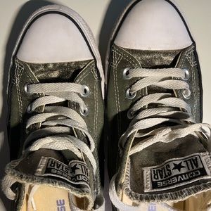 IRIDESCENT GREEN LOW TOP CONVERSE SIZE: 8